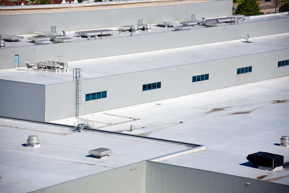 Visuel d'un entrepôt avec un toit blanc Cool Roof
